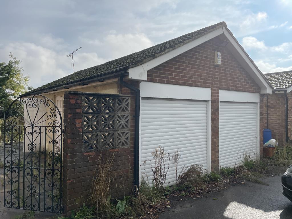 Lot: 37 - DETACHED PROPERTY WITH DETACHED DOUBLE GARAGE AND DETACHED ANNEXE - Outside image of garage on its own